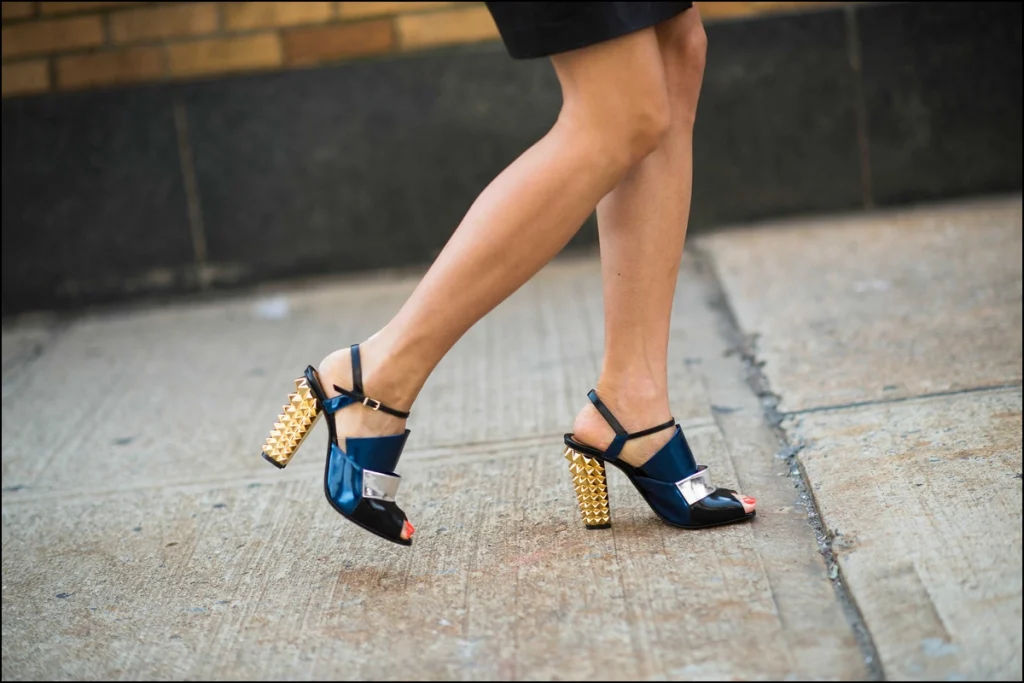 Kısa Elbisenin Altına Nasıl Ayakkabı Giyilmeli
