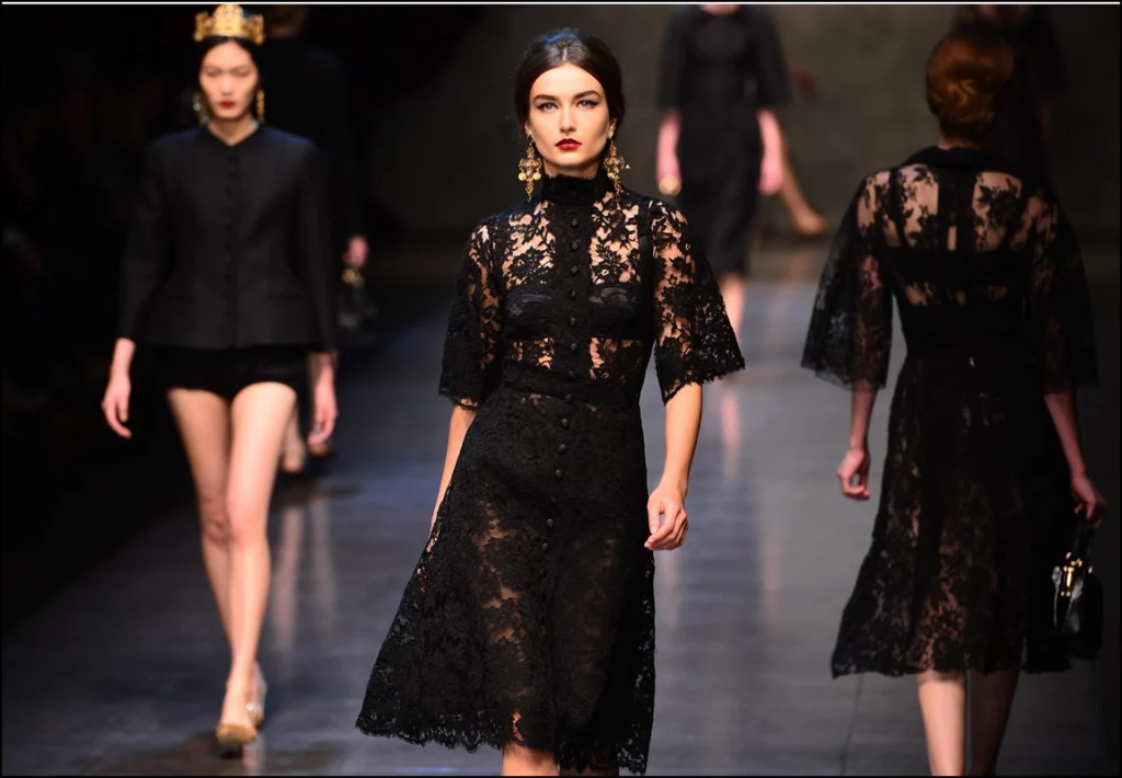 Siyah Dantelli Elbise Nasıl Kombinlenir?