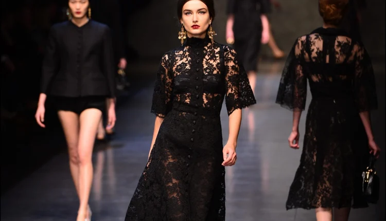 Siyah Dantelli Elbise Nasıl Kombinlenir?