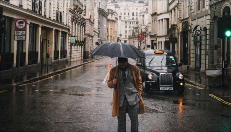 Yağmurlu Hava Kombini Erkek Modası