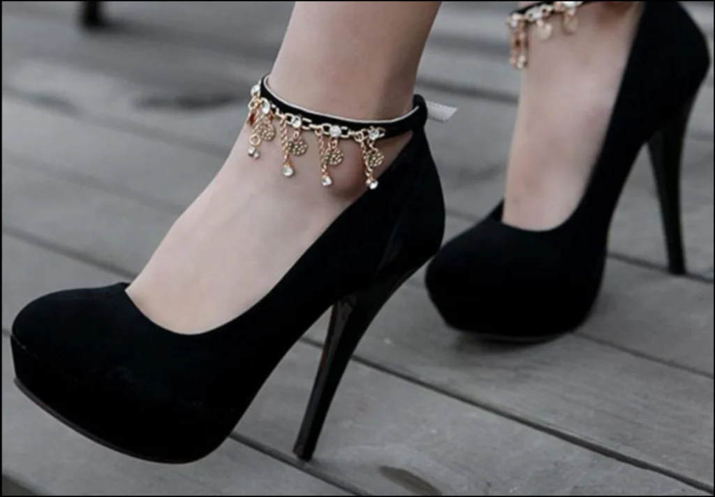 Siyah Kısa Elbise Altına Hangi Renk Ayakkabı Gider?